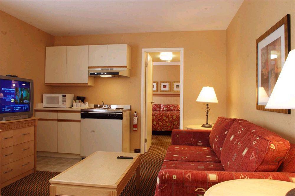 Accent Inns Kelowna Room photo